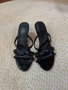Shoexpress Black Textured Sandals