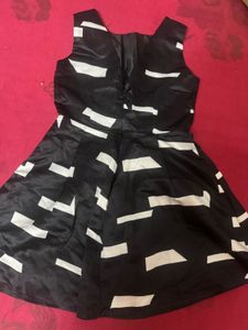 Chic Black &amp; White Geometric Print Dress