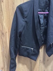 Chic Black Cropped Blazer