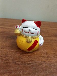 Lucky Cat Figurine  maneki neko