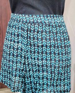 Stylish Black &amp; Blue Leaf Print Shorts