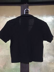 Chic Black Cropped Collared Top