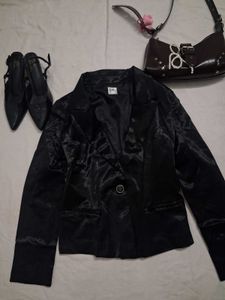 black fitted blazer