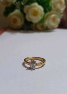 Elegant Gold Ring with Oval Stone