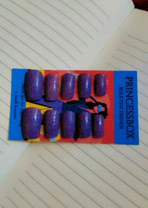 Press-On Nail Set (any one @99 + gift)