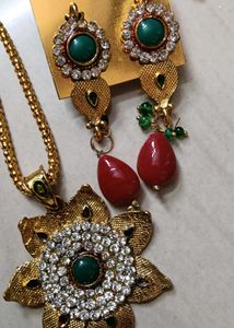 Stunning Gold Tone Necklace &amp; Earrings Set