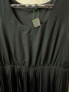 Elegant Black Pleated Ankle-Length Maxi Dress