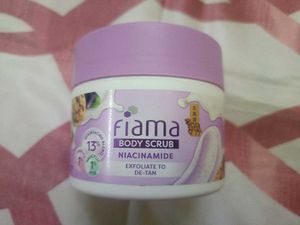 Fiama Body Scrub Niacinamide Exfoliate to De-Tan