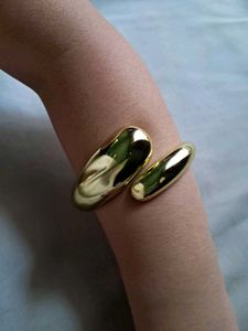Chic Gold Bangle