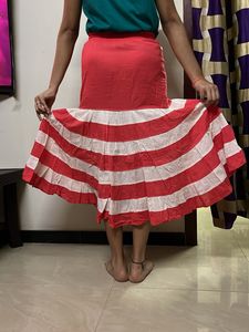 3/4 skirt of red and white colour.