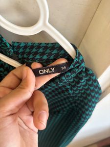 Chic Green Houndstooth Blouse