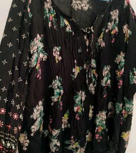 Black Floral Top 🛍️🖤