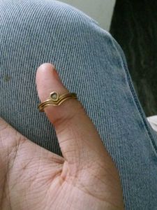 anti turnish Delicate Chevron Ring with Stone