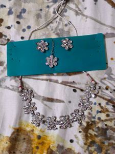 Stunning Flower Design Necklace Set