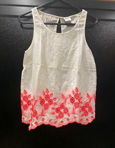 🌸 Chic White Sleeveless Top with Coral Embroidery