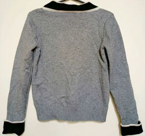 Chic grey cardigan with contrast trim 🤍