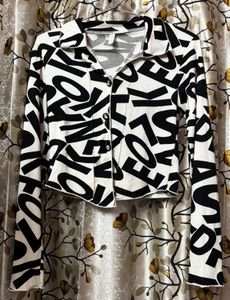 Black & White Graphic Print Cropped Top