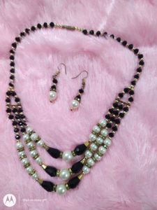 BLACK &amp; WHITE TRIPLE STRAND IMITATION NECKLACE
