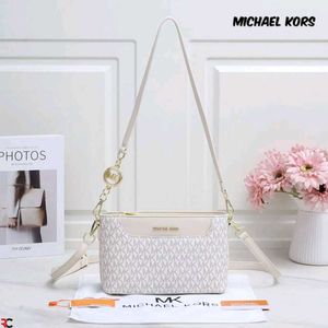 MICHAEL KORS* *JET SET MEDIUM SIGNATURE LOGO WD bo