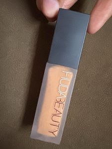 Huda Beauty #FauxFilter Concealor - Never Used