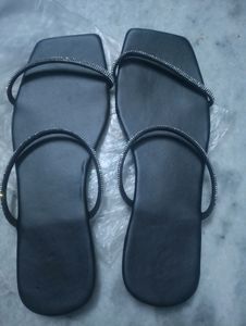 Black And Golden Filphlop Flat Slippers