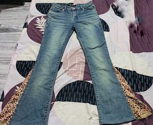 Low waist Bell Bottom Jeans with Leopard Print.