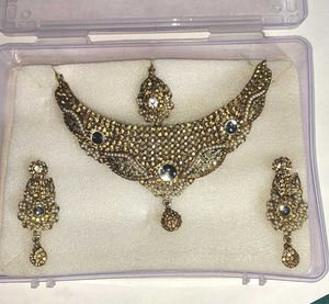 Exquisite Kundan Necklace Set with Earrings