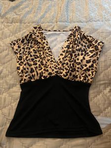 Chic Leopard Print V-Neck Top