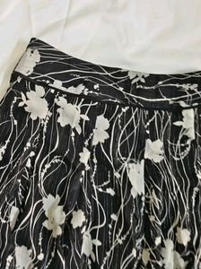 Chic Black &amp; White Floral Skirt
