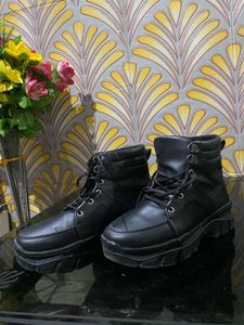 Stylish Black Platform Lace-Up Boots