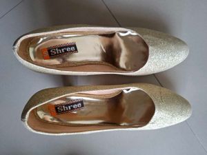 Sparkling Gold Heels 👠