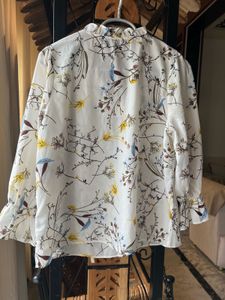Beautiful white floral top 🌼