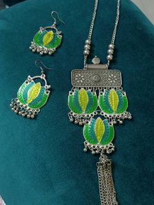 Beautiful Lotus Design Necklace With Earrings