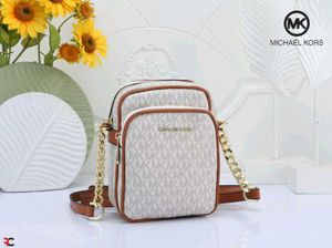 MICHAEL KORS**JET SET TRAVEL SIGNATURE MEDIUM CHAI