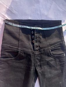 High Waisted Buttoned Jeans