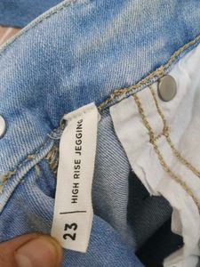Light Wash Ripped Jeans