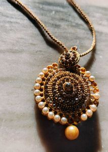 Elegant Gold-Toned Necklace with Pearls