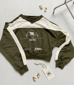 Cute Cropped Sweatshirt with Graphic Print
