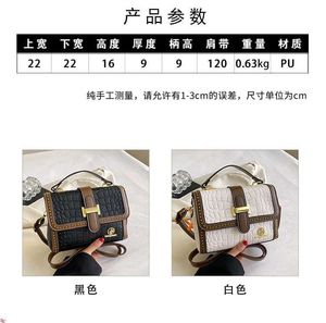 Impoted handyGood quality With long belt2 colour