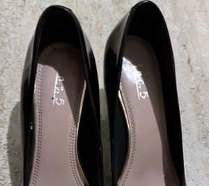 Inc. 5 Black Patent Leather Pumps