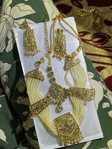 Exquisite Kundan & Pearl Jewellery Set