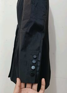 Elegant Black Blazer - Chic Style