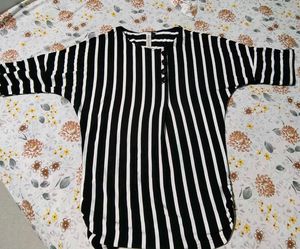 Chic Black &amp; White Striped Top