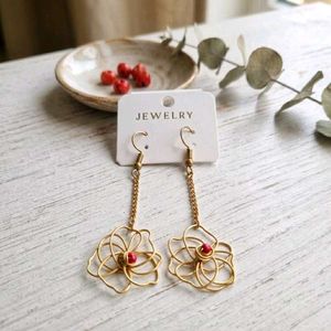 Elegant Gold Flower Dangle Earrings