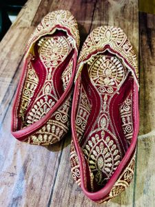 Embroidered Jutti Flats