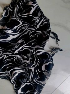 Stylish Black &amp; White Abstract Print Top frill too