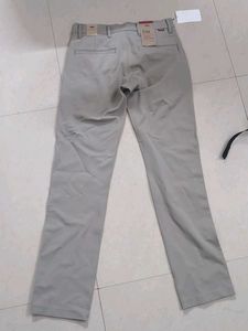Levi's Men's Light Grey Chinos(Slim Fit)