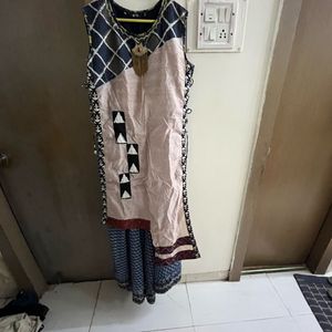 Stylish Sleeveless Kurti with Unique Pattern