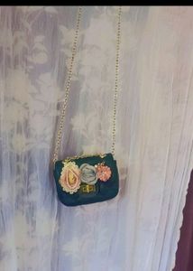 ✨.Sale💫Stylish Sling Bag For Girls With Golden Ch