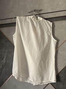 Elegant Sleeveless White Blouse with Tie Neck